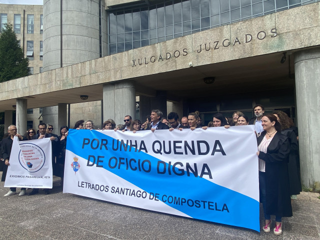 Protesta de los abogados del turno de oficio delante de los Juzgados de Santiago.