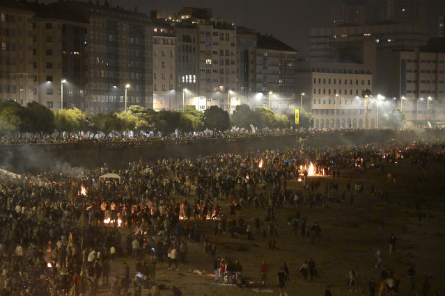 Archivo - Centenares de personas en la Noche de San Juan en A Coruña