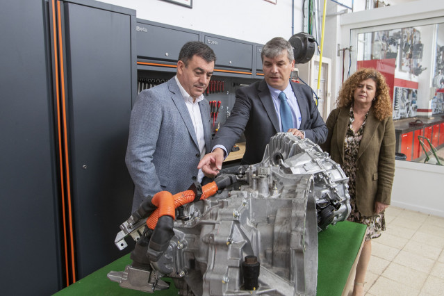 El conselleiro de Cultura, Educación, FP e Universidades, Román Rodríguez, informa sobre la oferta de FP para el curso 23/24