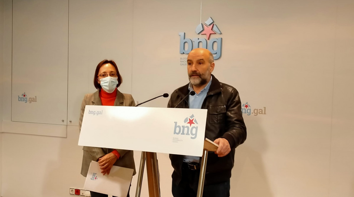 Archivo - El deputado del BNG en el Congreso, Néstor Rego, junto a la diputada nacionalista en el parlamento gallego Rosana Pérez