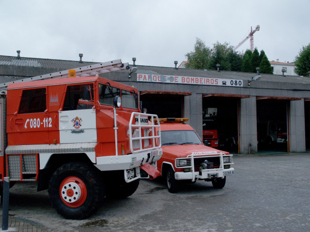 Archivo - Exterior de la entrada del Parque de Bomberos de A Coruña