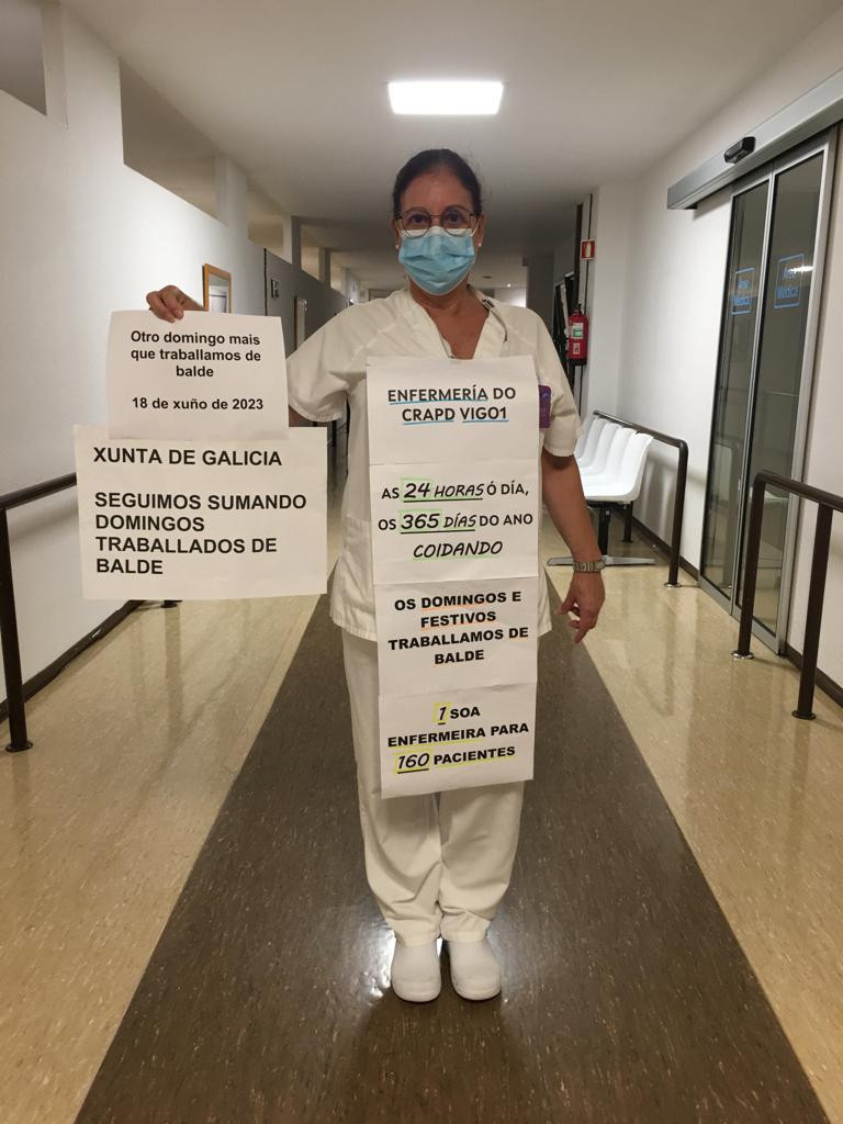Enfermera protestando por falta de personal en un centro pu00fablico de Vigo