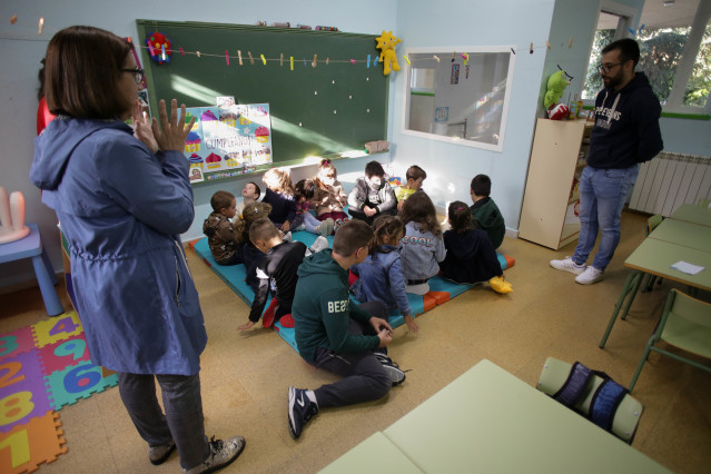 Archivo - Un profesor da clase a un grupo de alumnos el día que arranca el curso escolar en Galicia, en el CEIP Eduardo Cela Vila de Triacastela, a 8 de septiembre de 2022, en Triacastela, Lugo, Galicia.