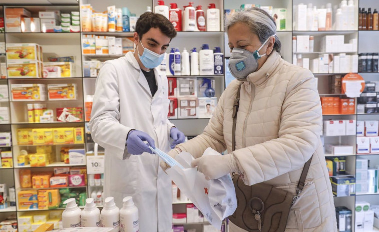 Galicia apoyará la retirada de las mascarillas en farmacias y centros de salud si se fundamenta en 