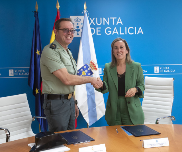La conselleira de Infraestruturas e Mobilidade, Ethel Vázquez, y el general jefe de la 15 Zona de la Guardia Civil, Miguel Ángel González, firman el protocolo de colaboración para la defensa del dominio público hidráulico en la DemarcaciónGalicia-Costa.