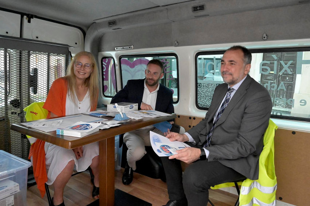 El conselleiro de Sanidade, Julio García Comesaña, y la directora de Casco, Sonia Valbuena, firman un acuerdo de colaboración