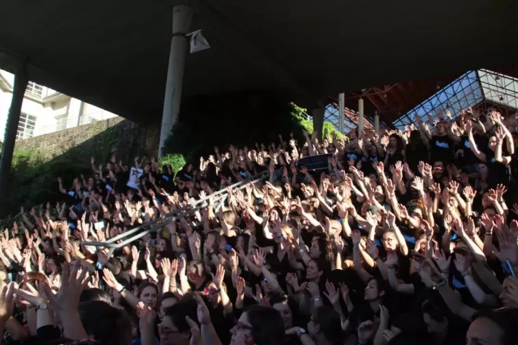 Miles de aspirantes a las oposiciones de enfermería del SERGAS irán de luto contra la precariedad