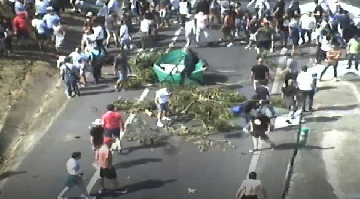 Trabajadores del metal cortan la autopista en el acceso a Peinador en una imagen de las cu00e1maras de la DGT