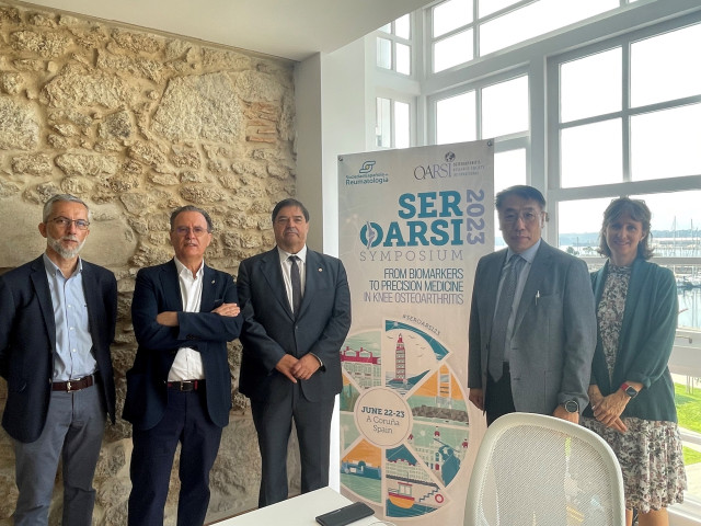 El presidente del Comité Científico del simposio, Francisco Blanco; el rector de la UDC, Julio Abalde; el presidente de OARSI, Gun-il; el representante de SER, José Antonio Pinto; y la coordinadora del comité local de OARSI, Cristina Ruiz.