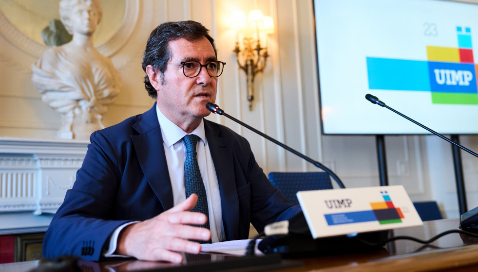 El presidente de la CEOE, Antonio Garamendi, durante el seminario de la APIE de la Universidad Internacional Menéndez Pelayo (UIMP), en el Palacio de la Magdalena, a 22 de junio de 2023, en Santander
