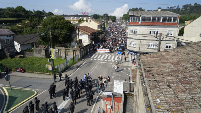 Agentes de Policía nacional antidisturbios frente a una manifestación de trabajadores del metal en la Avenida de Peinador.