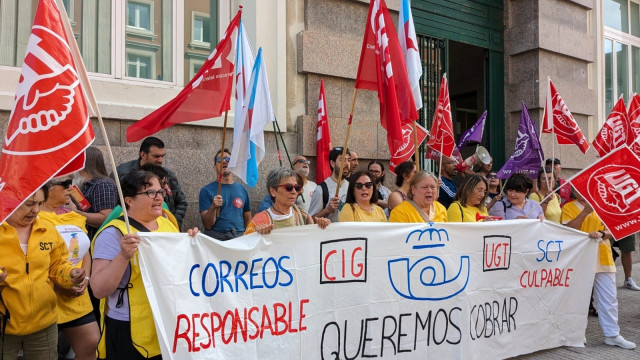 Protesta de las trabajadoras de limpieza ante la jefatura provincial de Correos en A Coruña