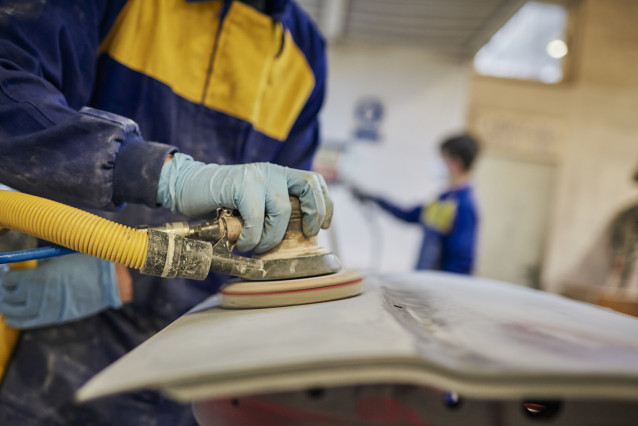 Archivo - Varias personas aprenden mecánica en el IES Universidad Laboral, a 19 de mayo de 2023, en Ourense, Galicia (España). El pasado 29 de abril, el presidente del Gobierno, Pedro Sánchez, anunció una inversión de 1.300 millones de euros para impulsar