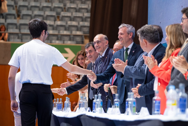 El presidente de la Xunta, Alfonso Rueda, y otras autoridades durante el acto de entrega de premios a los estudiantes con calificaciones más altas en la ABAU 2023.