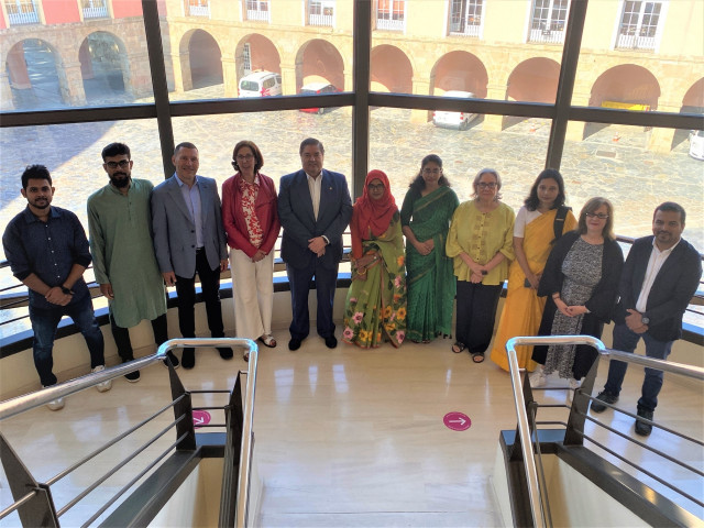 El rector de la UDC, Julio Abalde, junto al alumnado de la Cátedra Inditex de Lengua y Cultura Españolas de la Universidad de Daca, en Bangladesh.