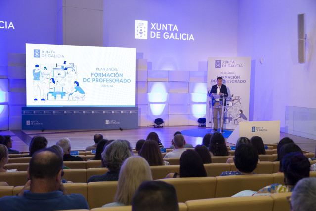 El conselleiro de Cultura, Educación, FP e Universidades, Román Rodríguez, presenta el Plan de formación do profesorado para el próximo curso 23/24.