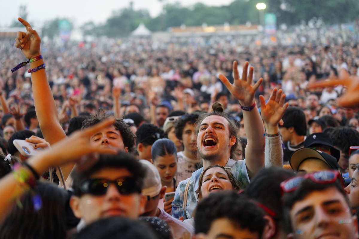 Público asistente durante una actuación del grupo Vetusta Morla en la última jornada del festival de O Son do Camiño, a 15 de junio de 2023, en Santiago de Compostela
