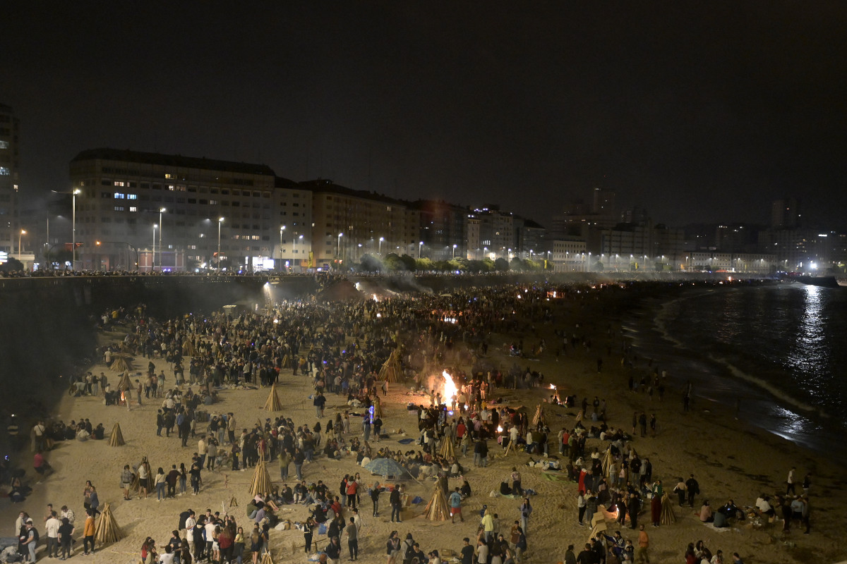 Archivo - Centenares de personas en la Noche de San Juan, a 23 de junio de 2022, en A Coruña, Galicia (España). La tradicional fiesta de San Juan recupera este 2022 la normalidad, tras los condicion