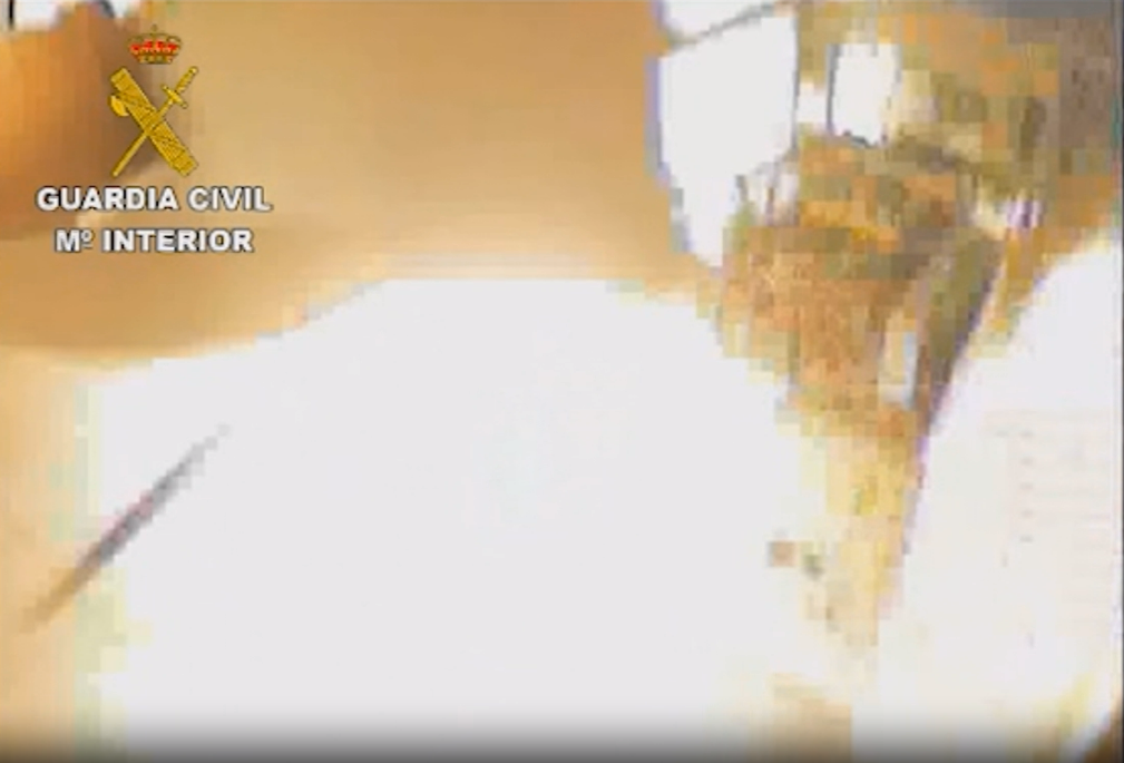 Instante en el que una bomba explota en un cajero en una imagen de la Guardia Civil