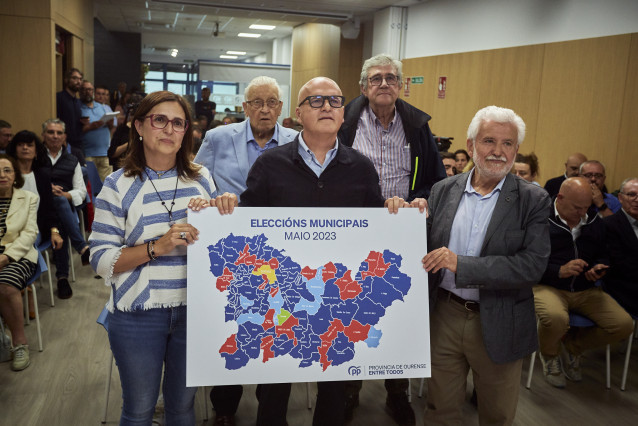 (I-D) La secretaria Provincial del PP de Ourense, Ana María Villarino Pardo; eñ alcalde del Concello de Cortegada, Avelino de Francisco; el presidente provincial del PP, Manuel Baltar; el alcalde del PP del Concello de Leiro, Francisco José Fernández,  y