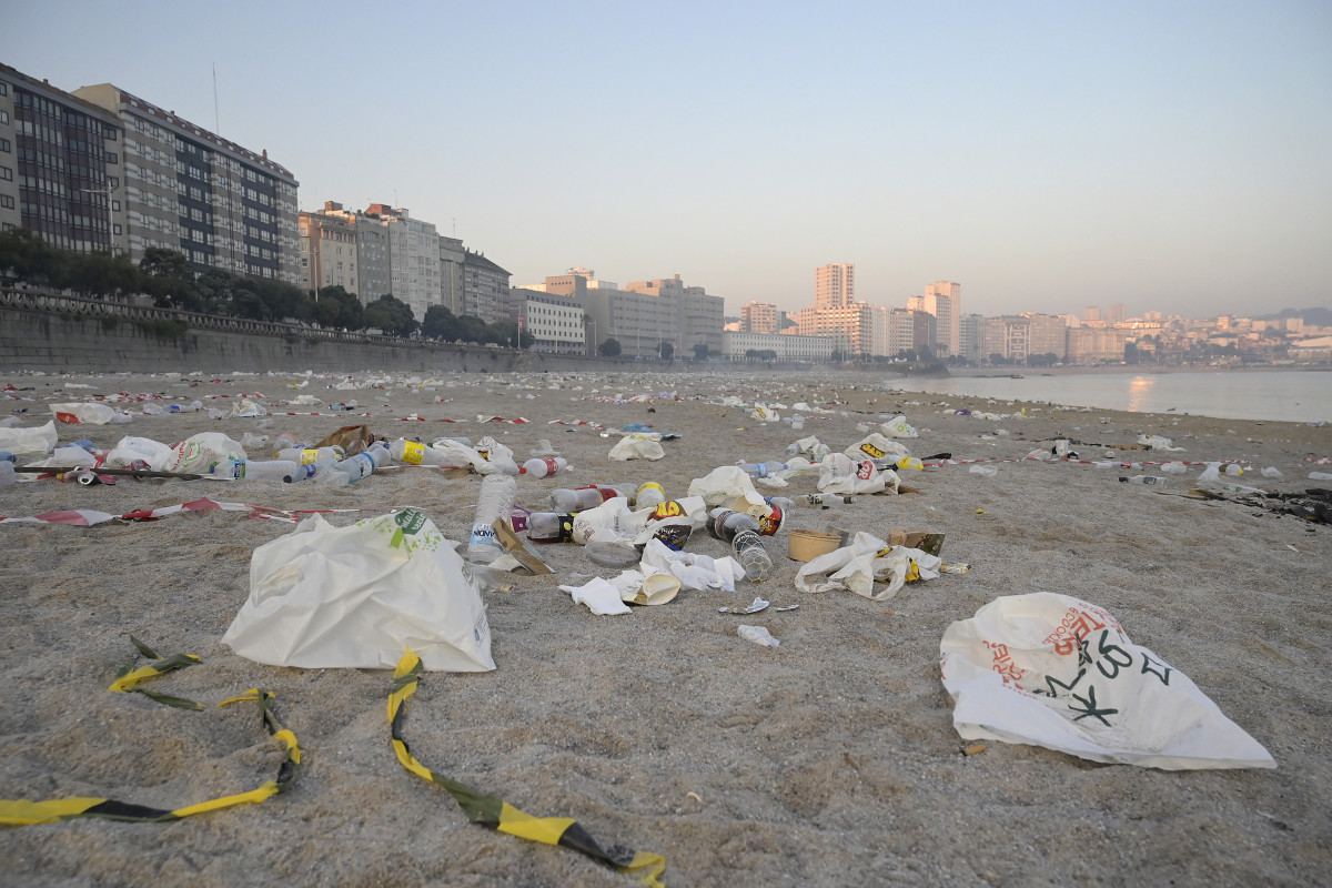 Restos de basura después de la celebración de las hogueras de la noche de San Juan, en la playa de Orzán, a 24 de junio de 2023, en A Coruña, Galicia (España). La playa de Orzán de A Coruña ha 