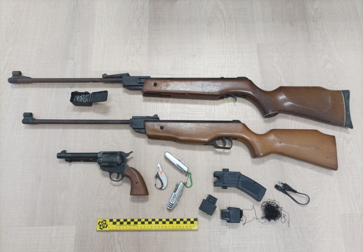 Dos escopetas de aire comprimido, un revólver de fogueo, un táser y tres navajas incautadas a un vecino de Porto do Son (A Coruña).