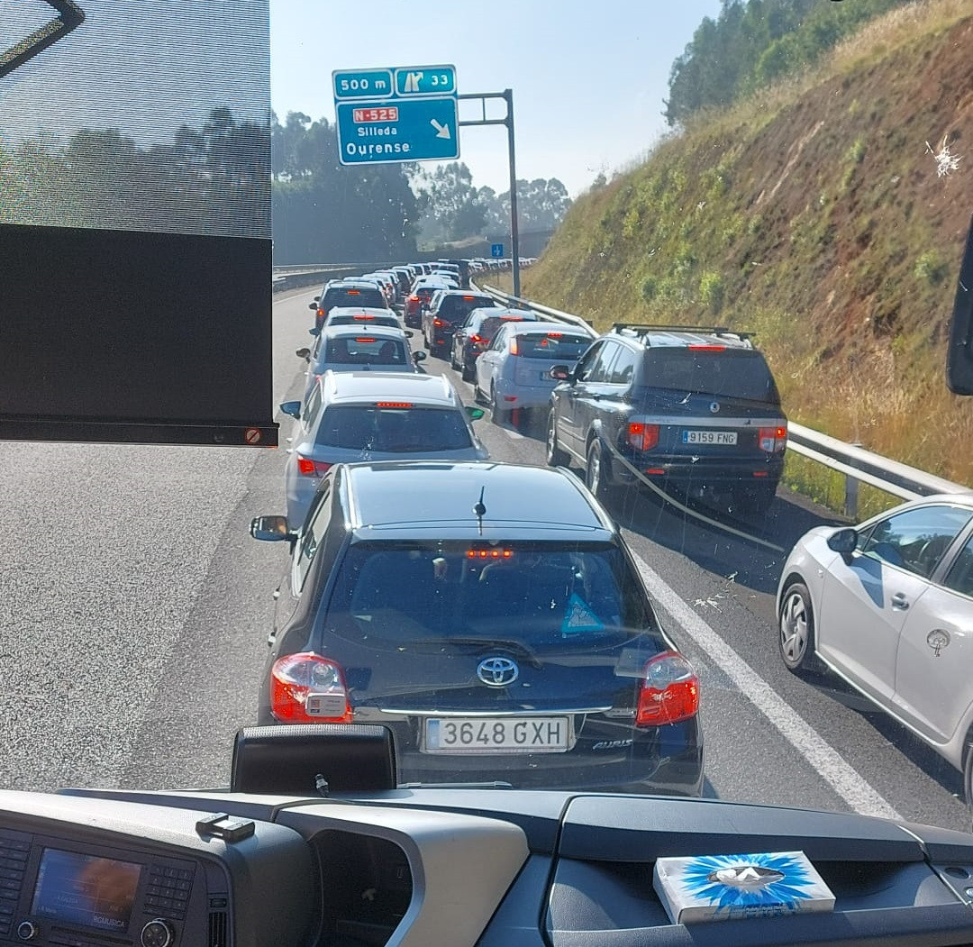 Atasco a la salida de la autopista en Silleda