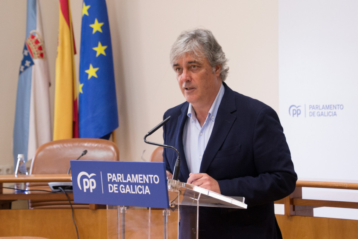 El portavoz parlamentario del PPdeG, Pedro Puy, en rueda de prensa