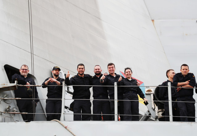 Militares durante el acto de recibimiento de la fragata “Álvaro de Bazán” con motivo de su regreso a Ferrol tras finalizar su integración en la agrupación permanente de la OTAN SNMG-1 en el muelle nº4 del Arsenal Militar de Ferrol, a 26 de junio de 2023,