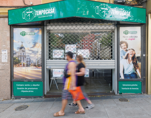 Archivo - Una agencia inmobiliaria, a 9 de mayo de 2023, en Madrid (España). El Consejo de Ministros ha aprobado este martes 9 de mayo una nueva batería de medidas de vivienda, entre las que destacan la compra de suelo al Ministerio de Defensa para la con