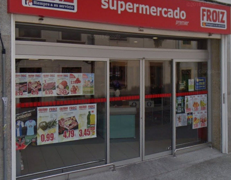 Toma un rehén a punta de navaja tras robar en un supermercado Mercamás de Santiago