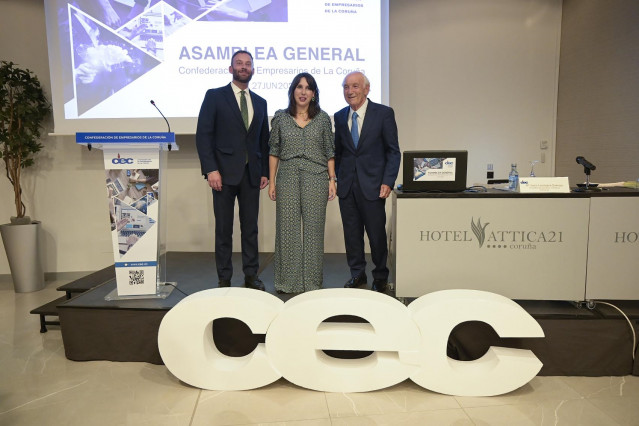 La conselleira de Economía, Industria e Innovación, María Jesús Lorenzana, acompañada polo delegado territorial da Xunta de Galicia na Coruña, Gonzalo Trenor, intervén na clausura da Asemblea Xeral da Confederación de Empresarios da Coruña