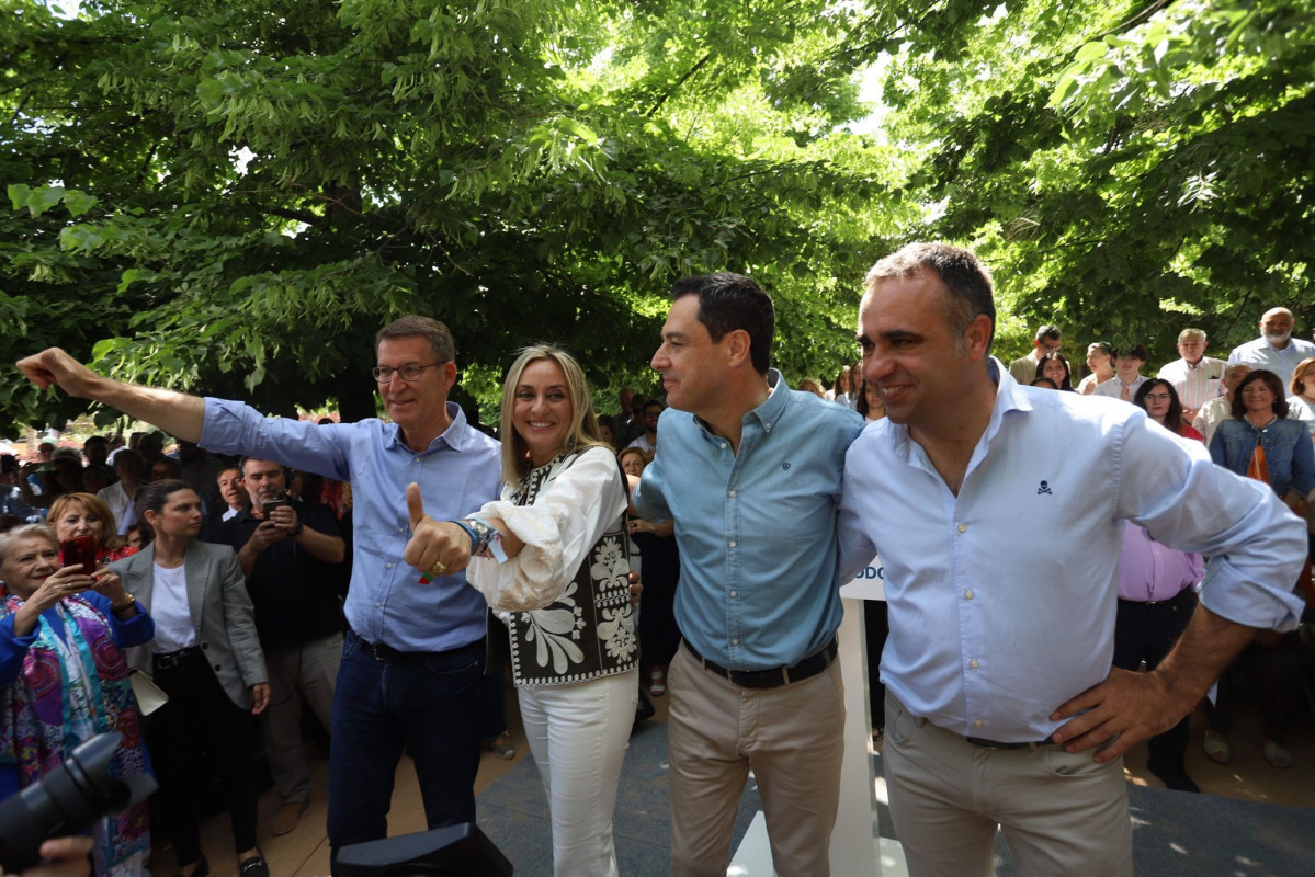 El presidente del PP, Alberto Núñez Feijóo, con el presidente del PP-A y de la Junta de Andalucía, Juanma Moreno, la candidata popular a la Alcaldía de Granada, Marifrán Carazo, y el presidente provincial del PP, Francisco Rodríguez.