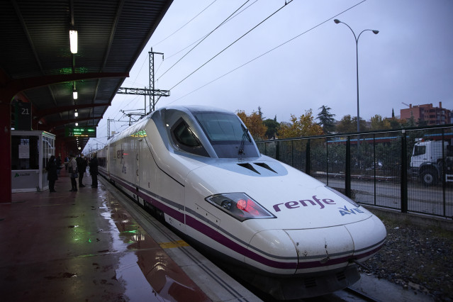 Archivo - Tren que va a efectuar un viaje por el nuevo tramo de alta velocidad Pedralba de la Pradería-Ourense, en la estación de Madrid-Chamartín Clara Campoamor, a 22 de noviembre de 2021, en Madrid, (España). Perteneciente a la Línea de Alta Velocidad