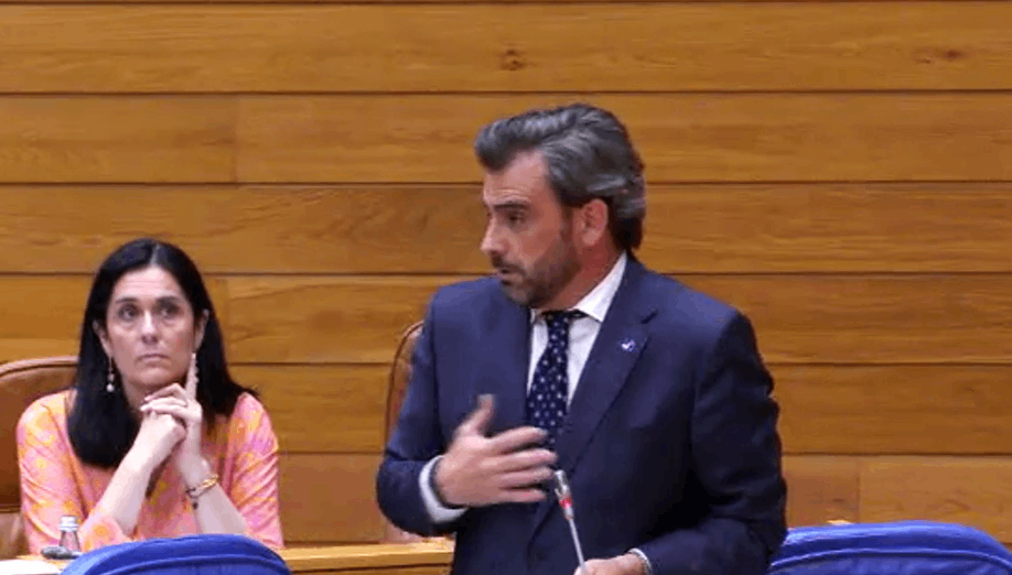 Diego Calvo en el Parlamento de Galicia hablando sobre Javier Negre
