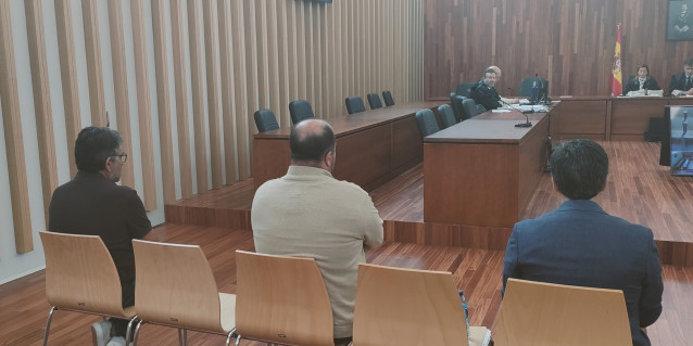 Tres acusados de falsedad documental y estafa, entre ellos el exdirector de una sucursal bancaria de Vigo, a la que causaron un perjuicio de más de 740.000 euros con una trama de pagarés fraudulentos.