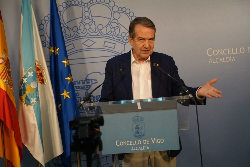 El alcalde de Vigo, Abel Caballero, comparece en la sala de prensa de la Alcaldía, en el Ayuntamiento olívico.