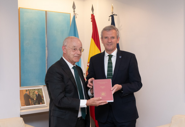 El Presidente Del Consello Consultivo De Galicia, José Luis Costa Pillado, Ha Hecho Entrega De La Memoria De 2022 De La Institución Al Titular Del Gobierno Gallego, Alfonso Rueda