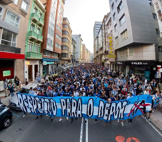 Manifestaciu00f3n de seguidores del Deportivo de A Coruu00f1a en una imagen de Old Faces