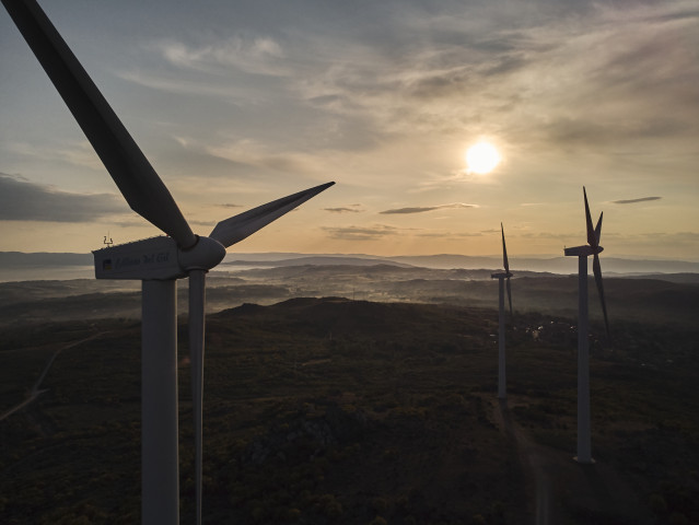 Aerogeneradores en el parque eólico de Serra do Larouco, a 31 de mayo de 2023, en Esgos, Ourense, Galicia (España). El mercado transaccional en el sector de las energías renovables en España ha registrado en los cuatro primeros meses del año un total de 5