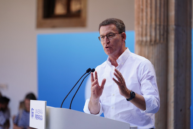 El presidente del Partido Popular, Alberto Núñez Feijóo, interviene en un acto con militantes del PP, en el colegio Arzobispo Fonseca, a 25 de junio de 2023, en Salamanca, Castilla y León.