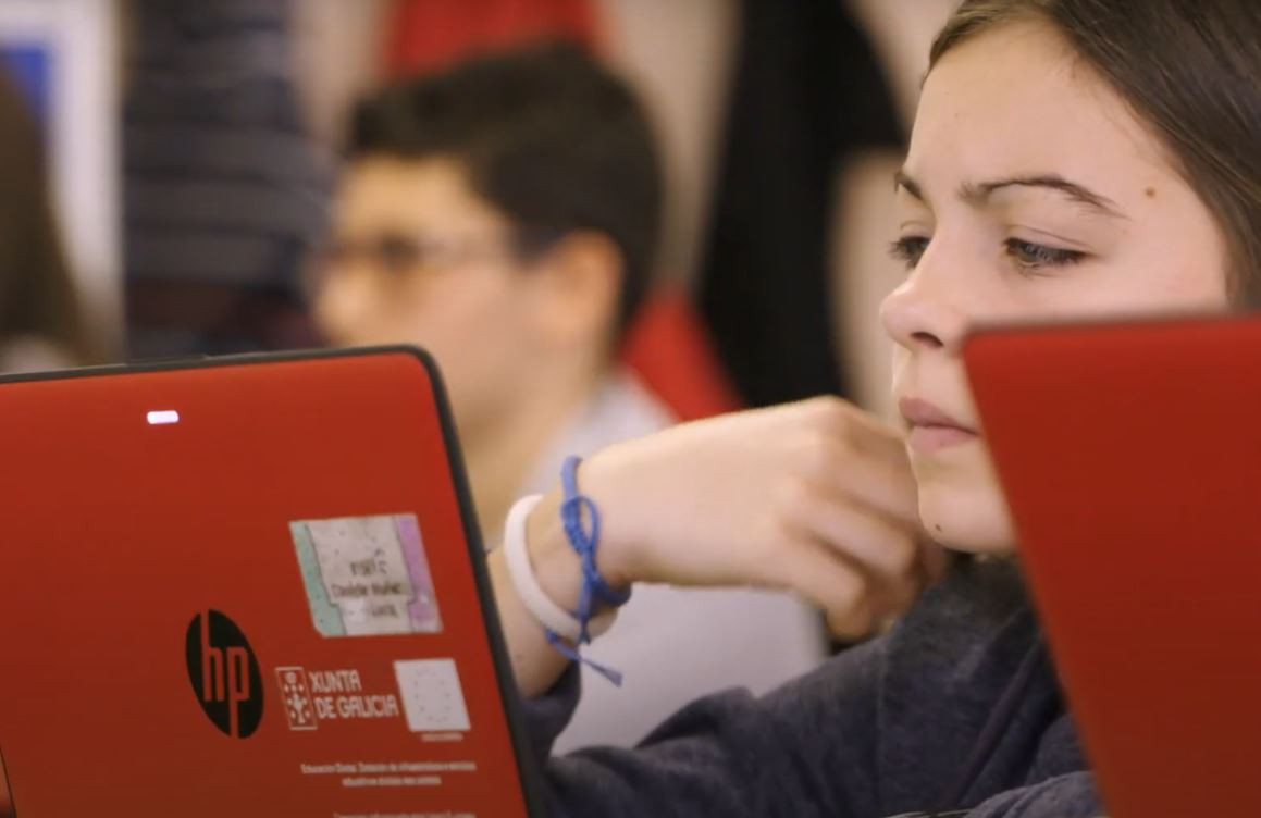 Alumna usando el libro electrónico e dixgal en una imagen de la Xunta