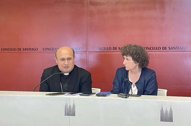 La alcaldesa de Santiago, Goretti Sanmartín, en rueda de prensa junto al arzobispo de Santiago, Francisco José Prieto.