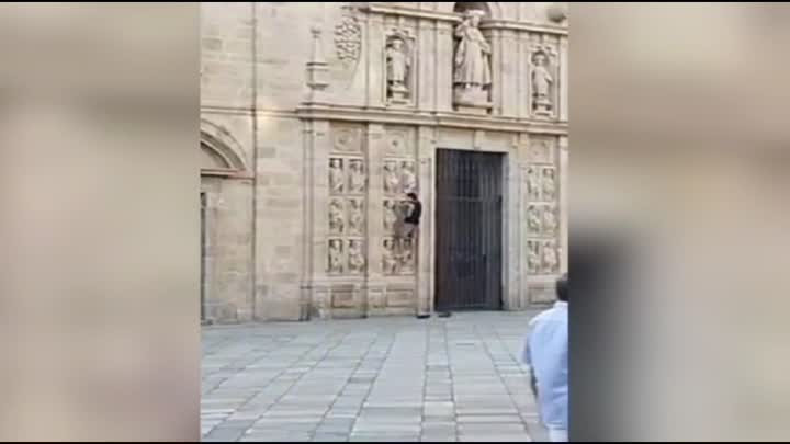 (VÍDEO) Nueva polémica con los peregrinos: un 'Spider-Man' encaramado a la Porta Santa de la Catedral de Santiago