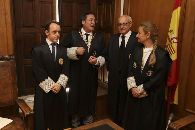 (I-D) El nuevo fiscal jefe de la Fiscalía provincial de Pontevedra, Pablo Varela; el Fiscal General del Estado, Álvaro García Ortiz; el fiscal superior de Galicia, Fernando Suanzes y la fiscal jefa inspectora de la Inspección Fiscal de la Fiscalía General