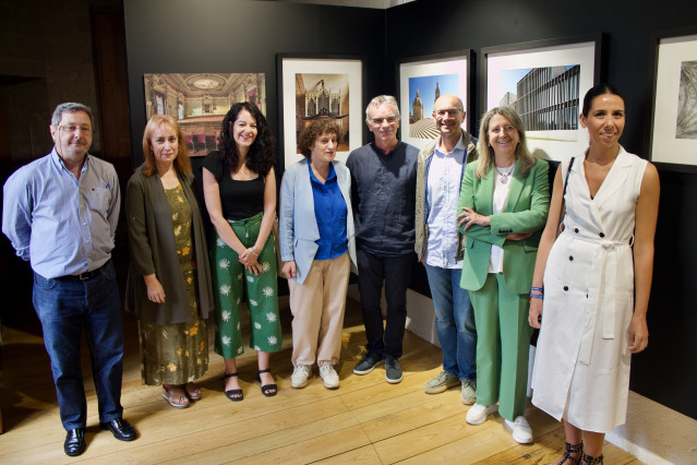 La presidenta del Consorcio y alcaldesa de Santiago, Goretti Sanmartín, visita la exposición fotográfica 'Mirar a cidade. Unha visión poliédrica'.