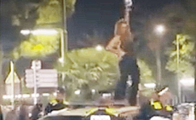 La 'Shakira de Gavá': una mujer se sube al techo de un coche de la Policía y se pone a bailar