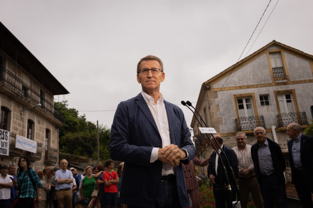 El líder del Partido Popular, Alberto Núñez Feijóo, interviene durante un mitin de inicio de su campaña electoral, en la plaza mayor de Os Peares, a 6 de julio de 2023, en Os Peares, Ourense, Galicia (España).