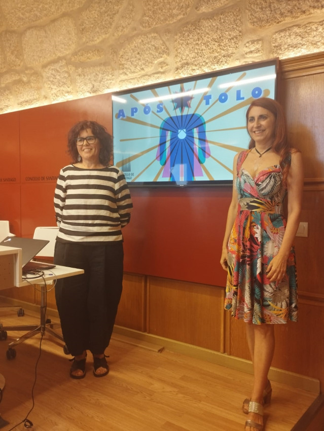 Concejala de Festas del Ayuntamiento de Santiago de Compostela, Pilar Lueiro (a la izquierda)