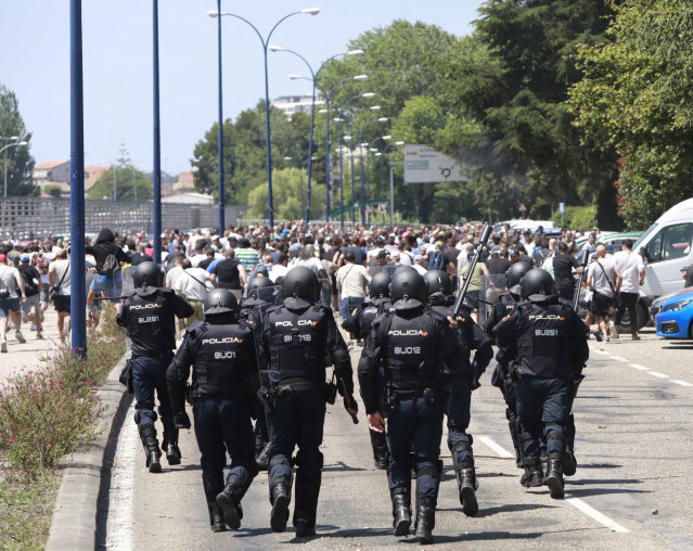 Carga policial contra manifestantes del metal en las inmediaciones de la factorIa de Stellantis en Vigo, a 6 de julio de 2023.